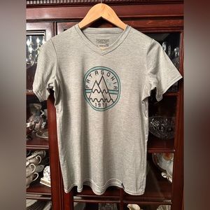 Women’s Patagonia Capilene base layer tee size Medium gray